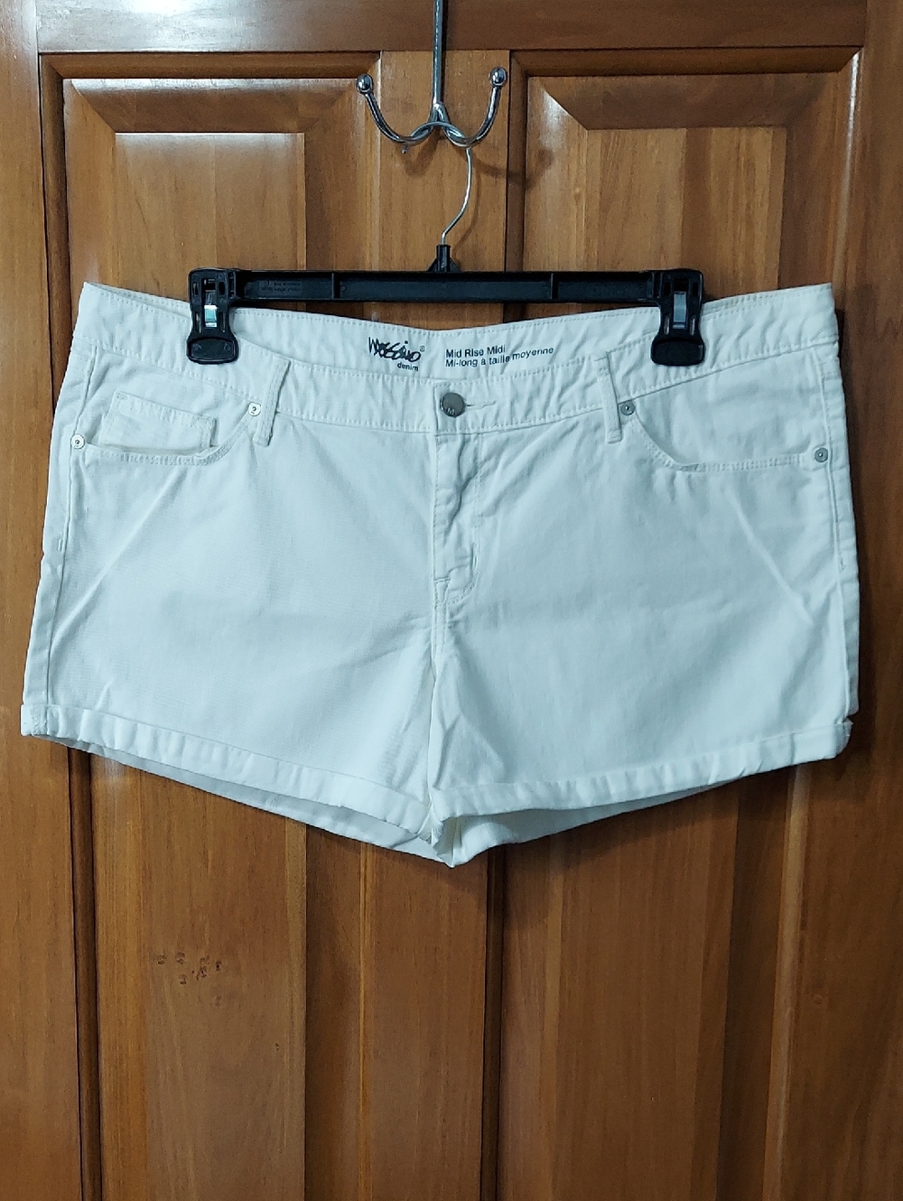 Mossimo Women's Mid Rise White Cuffed Denim Jean Shorts, Stretchy, Size 16, EUC